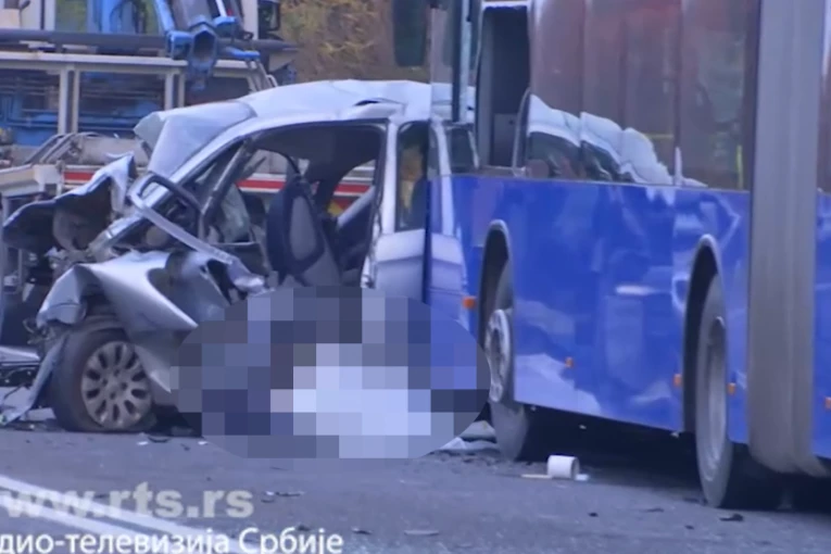 AUTOMOBIL PREŠAO U SUPROTNU TRAKU I DIREKTNO SE ZAKUCAO U AUTOBUS! Novi detalji jezive nesreće na Obrenovačkom putu: Od siline udarca VOZAČ ISPAO IZ AUTOMOBILA! (FOTO)