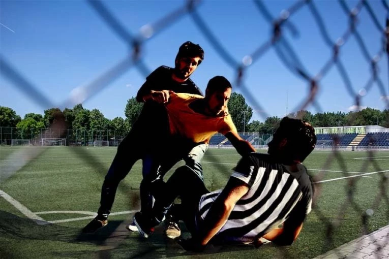 PRETUČEN POZNATI FUDBALSKI SUDIJA U BEOGRADU! Horor na Adi Ciganliji, Milovanović odleteo dva metra: "Udario je glavom o zemlju!"