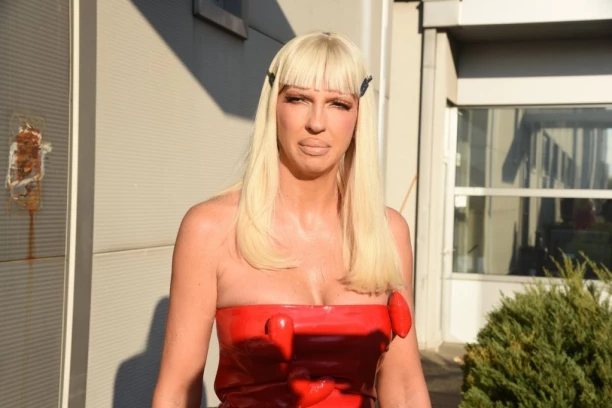 KARLEUŠINA ĆERKA U STRAHU, MOLI MAJKU DA ZAĆUTI: Pevačica prolazi kroz agoniju, njene naslednice svesne svega što se dešava!