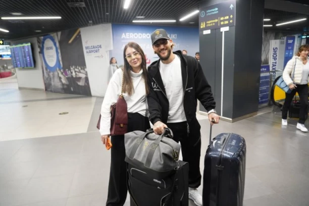 ANASTASIJA I GUDELJ SLETELI U BEOGRAD: Par u ležernom izdanju prošetao aerodromom - Cecina naslednica bez trunke šminke! (GALERIJA)