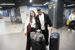 ANASTASIJA I GUDELJ SLETELI U BEOGRAD: Par u ležernom izdanju prošetao aerodromom - Cecina naslednica bez trunke šminke! (GALERIJA)