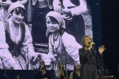 BILJA KRSTIĆ VEČERAS PEVA ZA ONE KOJI VIŠE NISU S NAMA: Pevačica u crnini nakon SMRTI sestre - posvetila pesmu Bori Čorbi! (VIDEO)