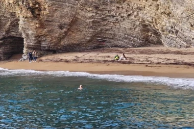 SRBI SE KUPAJU U MORU IAKO JE NOVEMBAR! Letnje scene usred pozne jeseni - turisti se sunčaju kao da je avgust! (FOTO)
