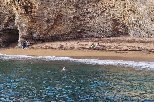 SRBI SE KUPAJU U MORU IAKO JE NOVEMBAR! Letnje scene usred pozne jeseni - turisti se sunčaju kao da je avgust! (FOTO)