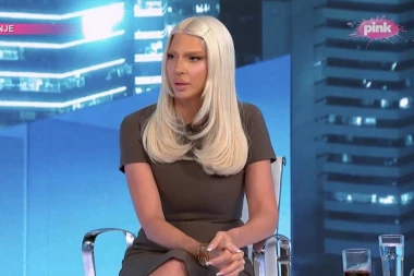 JELENA KARLEUŠA KAO BARBIKA U EMISIJI "HIT TVIT": Elegantnim stajlingom MAMI UZDAHE - sve oči u uprte u njene VITKE noge! (FOTO)