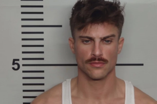 PREVIŠE ZGODAN DA BI BIO U ZATVORU: Muškarac iz Kentakija zapalio mreže - proglašen za najzgodnijeg robijaša!