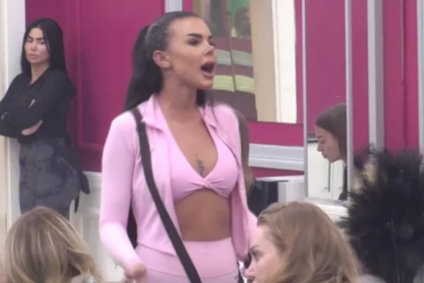 MONSTRUOZNI DETALJI IZ STANA! Anđelo PALICOM razlupao stan pred Anitinim SINOM, ona ga GAĐALA staklenim ČAŠAMA!