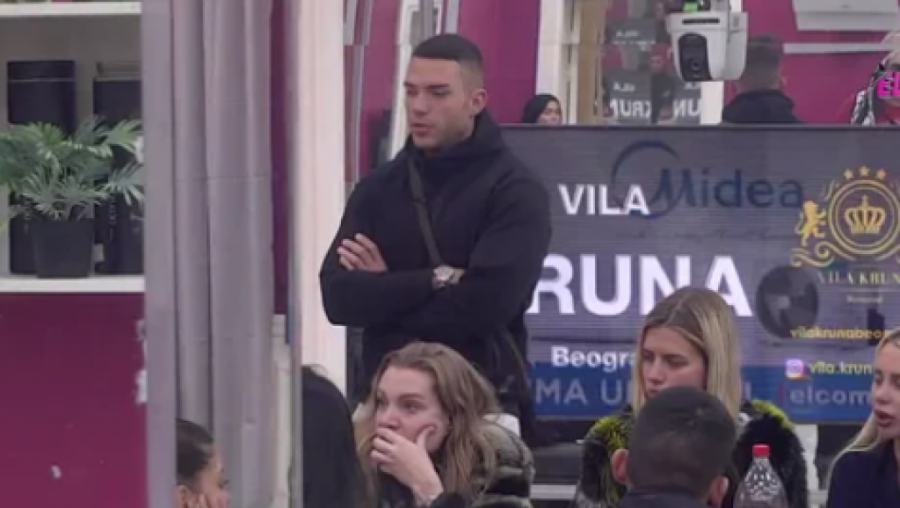 MONSTRUOZNI DETALJI IZ STANA! Anđelo PALICOM razlupao stan pred Anitinim SINOM, ona ga GAĐALA staklenim ČAŠAMA!