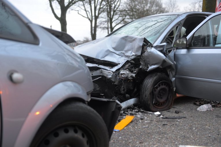 CARS SMASHED, VEHICLE PARTS SCATTERED ON THE ROAD! Fierce crash on Užice-Požega road! (PHOTO)