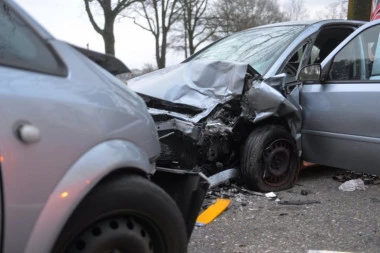 MUŠKARAC TEŠKO POVREĐEN! Stravičan sudar u Skoplju, učestvovao automobil srpskih tablica!