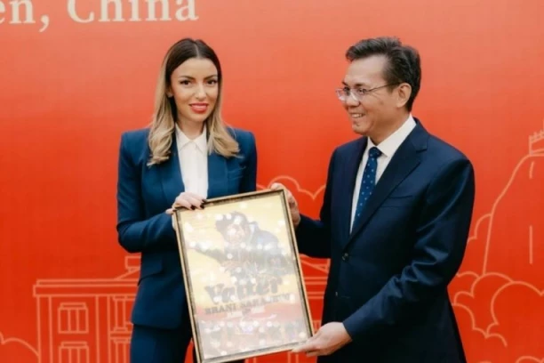 PARTNERI IZ SJAMENA NAM PRUŽAJU NEIZMERNU PODRŠKU: Ministarku Mesarović ugostio gradonačelnik grada u kojem je otvorena PRVA SRPSKA PRODAVNICA!