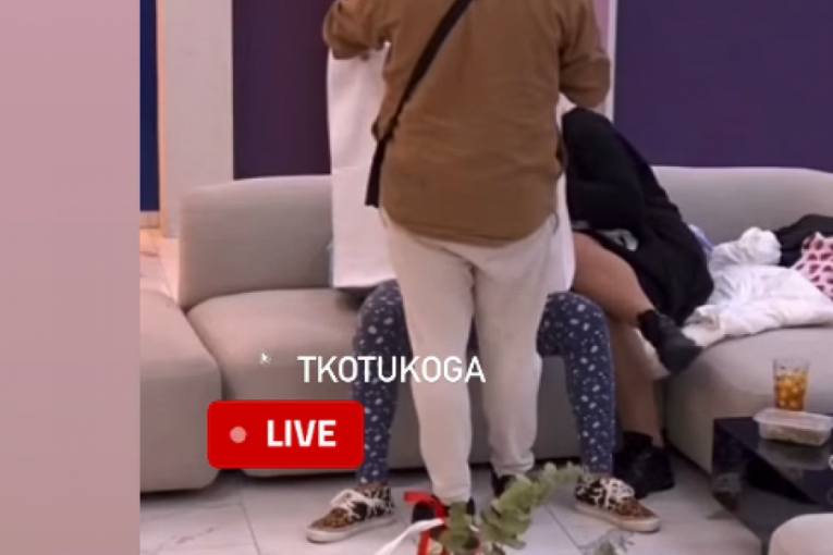 Miljana Kulić gleda tetovažu Filipa Đukića