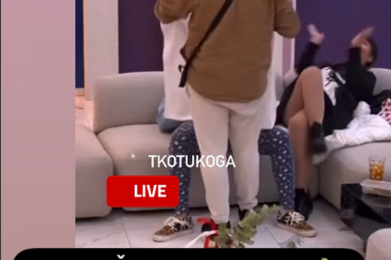 Miljana Kulić gleda tetovažu Filipa Đukića