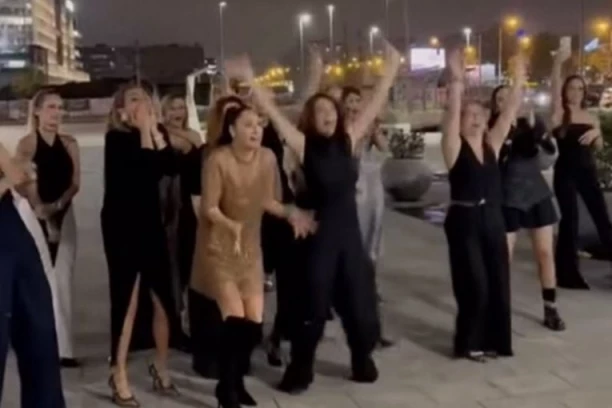 MARIJA MIKIĆ I NATAŠA BEKVALAC SE BORILE ZA BIDERMAJER: Hit snimak sa privatne svadbe osvanuo, pogledajte šta su pevačice uradile! (VIDEO)