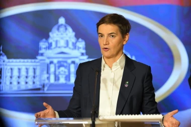 BRNABIĆEVA O BRUTALNOM NAPADU ISPRED SKUPŠTINE!  'Vidi se na snimku - niste došli na radno mesto, već krenuli da rušite šatore i BIJETE''!