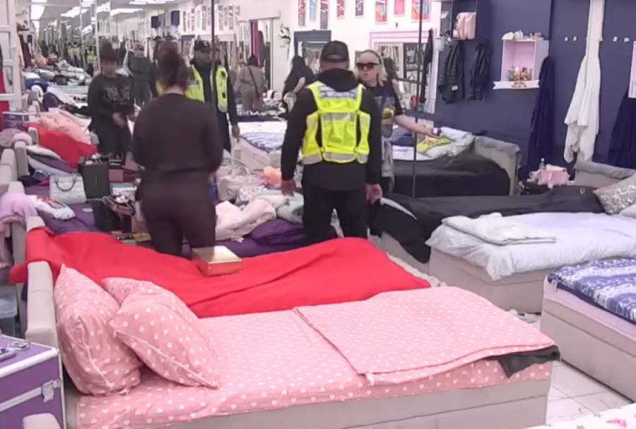 OBEZBEĐENJE OPKOLILO BELU KUĆU - MILJANA KULIĆ DEMOLIRALA PROSTORIJE: Učesnica na korak do diskvalifikacije!