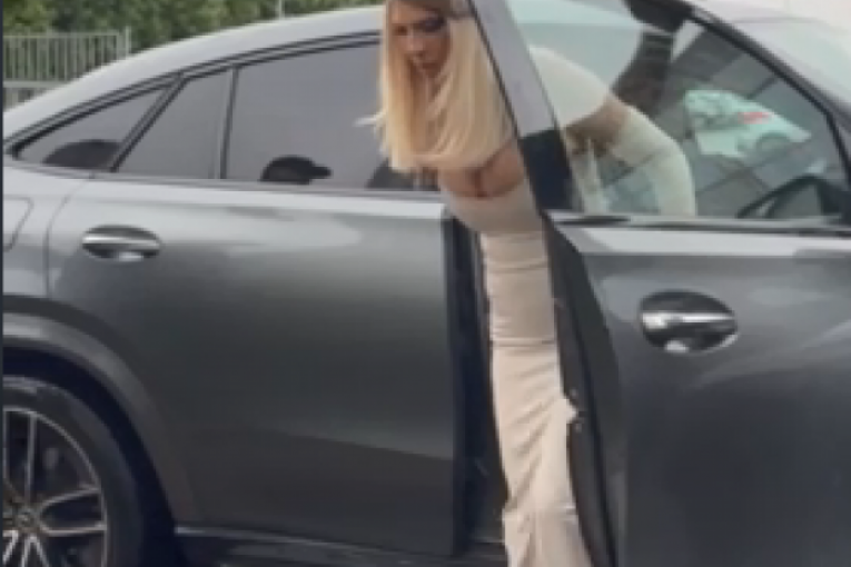 Jelena Karleuša u kreaciji Kristine Bekvalac