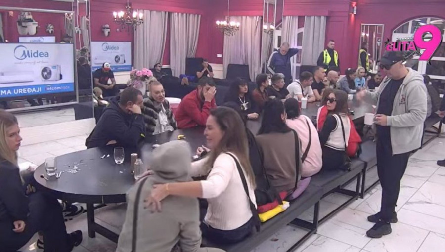 ALEKSANDRA JAKŠIĆ PIPKALA ASMINA ZA POLNI OGRAN! Nova SKANDALČINA na imanju!