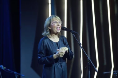 ŠOKIRAĆETE SE KADA VIDITE KOLIKA JE PENZIJA BILJE KRSTIĆ! Isplivali detalji, evo koliko pevačici leže na račun svakog meseca!