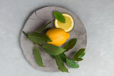 Zabodite lovorov list u limun i rešite tri problema ODJEDNOM koja muče svaku domaćicu