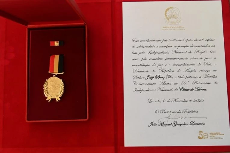 DAČIĆ OBJAVIO FOTOGRAFIJU! Tito posthumno odlikovan Ordenom časti Angole - priznanje za borbu i mir! (FOTO)