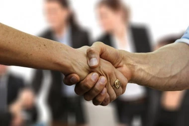 RADNIK OTPUŠTEN JER JE ODBIO DA SE RUKUJE SA KOLEGINICOM! Dobio otkaz posle TRI DANA na poslu, a onda je usledio EPSKI PREOKRET