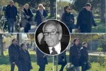 OVO JE MAJKA VANBRAČNOG SINA RAJKA ŠERIFOVIĆA! Svi gledali u poznate na sahrani, nju je retko ko primetio! (VIDEO)