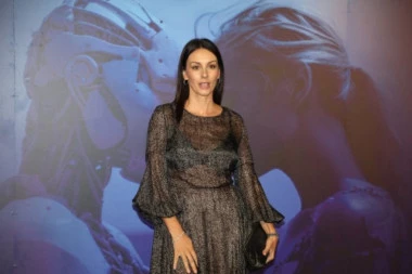 SLOBODA MIĆALOVIĆ zablistala kao nikad do sada: Sako jedva prekrio suknju, svi gledaju u njene savršene noge! (FOTO)