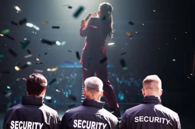 UŽASAVAJUĆI TRENUTAK SA BINE! Pevačica se srušila tokom nastupa, OBEZBEĐENJE JE IZNELO! (VIDEO)