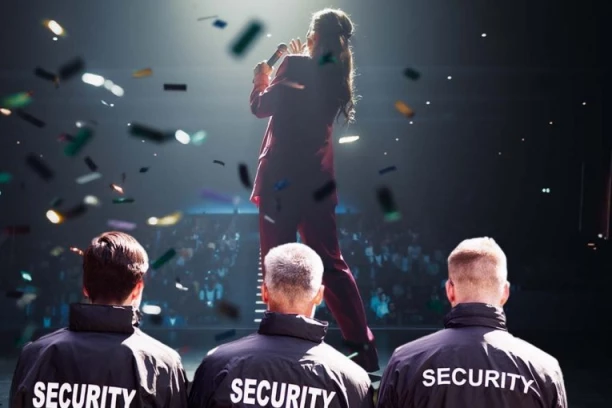 UŽASAVAJUĆI TRENUTAK SA BINE! Pevačica se srušila tokom nastupa, OBEZBEĐENJE JE IZNELO! (VIDEO)