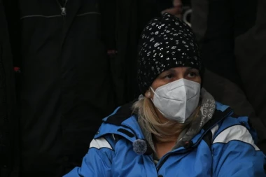 U KOLICIMA, ALI SVESNA! Dijana Hrka u pratnji veterana prevezena u privatnu bolnicu na Novom Beogradu! (VIDEO)