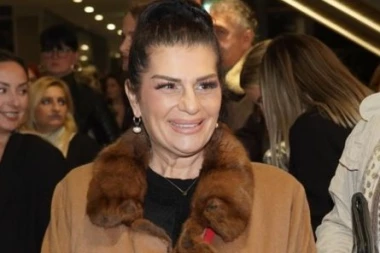 UHVATILI SMO PEVAČICU U NOĆNOM PROVODU BEZ MUŽA! Sanja dobila ćerkicu U ŠESTOJ DECENIJI, evo ko joj PAZI NA DETE! (VIDEO)