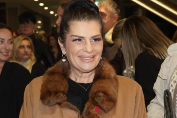 UHVATILI SMO PEVAČICU U NOĆNOM PROVODU BEZ MUŽA! Sanja dobila ćerkicu U ŠESTOJ DECENIJI, evo ko joj PAZI NA DETE! (VIDEO)