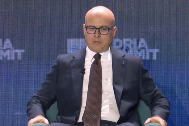 "KAD PONOŠ PRIČA O GENERALŠTABU, TO TI JE DA ČOVEK SEBI POČUPA KOSU, ALI JA JE NEMAM"! Vučević o licemerju opozocionara!