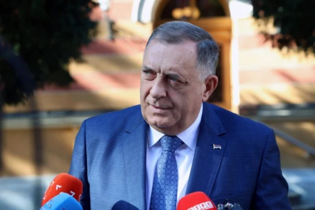 "NIKAD U BOLJOJ FORMI": Američki ministar odbrane u teretani diže tegove, a evo šta je uradio MILORAD DODIK u prirodi (VIDEO)