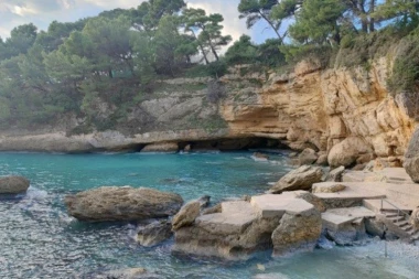 NA OVOJ PLAŽI U CRNOJ GORI MUŠKARCIMA JE STROGO ZABRANJEN ULAZ! Žene širom sveta dolaze zbog jedne stvari, a o njoj kruži vekovima stara legenda! (FOTO, VIDEO)