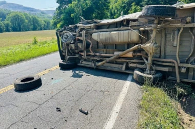 NAJMANJE 12 POGINULIH U SUDARU AUTOBUSA I AUTOMOBILA! Jezive scene s lica mesta, deset putnika hitno prevezeno u bolnicu