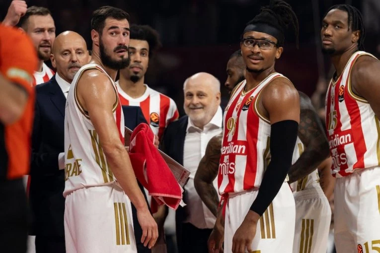 DELIJE SE ZBOG POVREDA OKRENULE BOGU: Pre utakmice Zvezde - svratili do crkve! (FOTO)