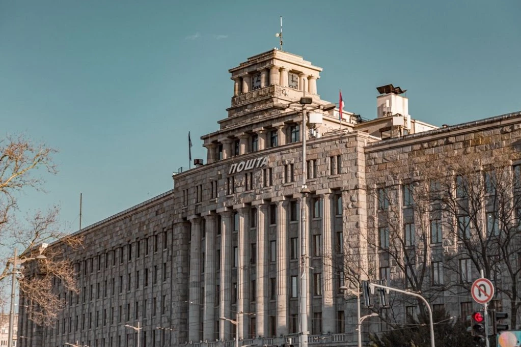 GORI ZGRADA GLAVNE POŠTE U CENTRU BEOGRADA! Građani i zaposleni odmah evakuisani , vatrogasci na terenu!