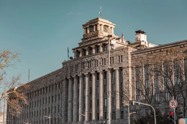 GORI ZGRADA GLAVNE POŠTE U CENTRU BEOGRADA! Građani i zaposleni odmah evakuisani , vatrogasci na terenu!
