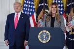 SVI POKUŠAVAJU DA REŠE MISTERIJU: Melanija i Donald Tramp objavili božićni portret - jedan detalj zbunio javnost