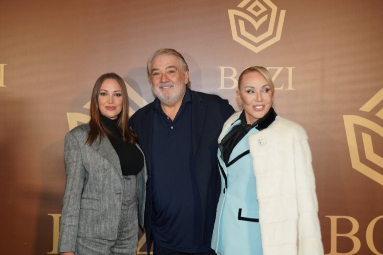 Lepa Brena na otvaranju