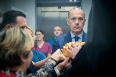 Ministri zdravlja Srbije i Grčke obeležili lekarsku slavu u UKCS u društvu sveštenika