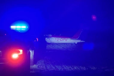 PRVE SLIKE AVIONA KOJI SE SRUŠIO U SUBOTICI! Vatrogasci zatekli jeziv prizor na mestu nesreće! (FOTO)