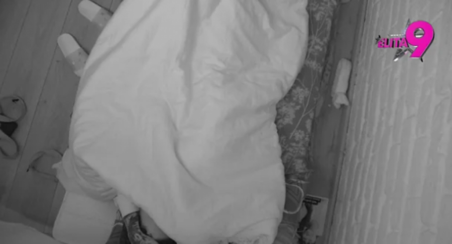 BRUTALNO IŽIVALJAVANJE POD POKRIVAČEM, FILIP ĐUKIĆ TOTALNO VAN KONTROLE: Bebica će doživeti ŠLOG kad vidi šta je Teodora uradila!