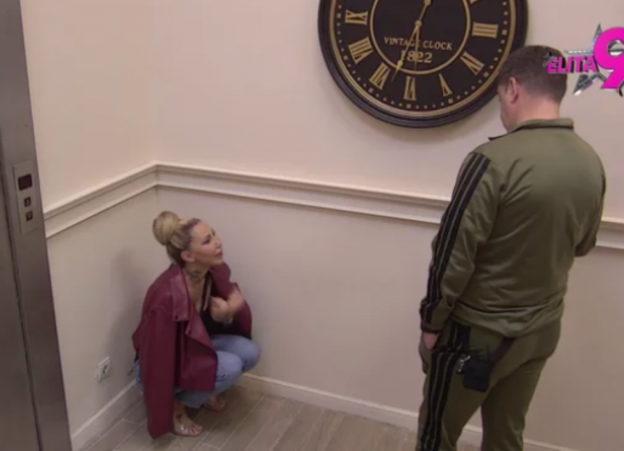 ANELI AHMIĆ NAGLO POZLILO! Srušila se na pod, pa ispustila JEZIVE KRIKE, hitan PREKID programa! (FOTO)