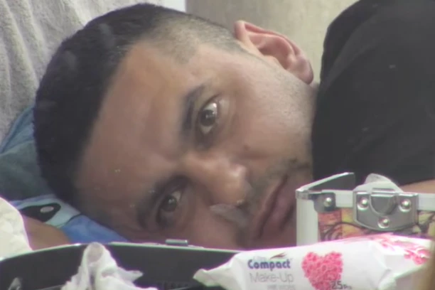 DA SE NAJEŽIŠ - BEBICA ZASTRAŠIO TEODORU, PA JE IZBACIO IZ KREVETA: Ona mu udarila žestoku kontru, usledila drama!