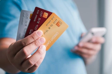 SMEŠI SE DEBELA NOVČANA ODŠTETA: Milioni korisnika bankomata dobiće pare od Vise i Mastercarda