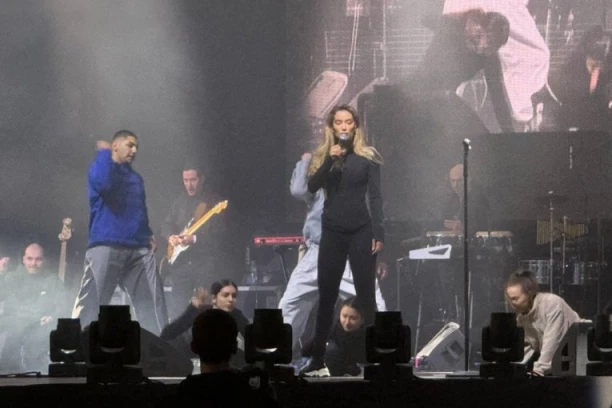 Tea Tairović stigla u Skoplje! Sve je spremno za večerašnji spektakl u hali "Boris Trajkovski"! Srpsku zvezdu uslikali smo na generalnoj probi (FOTO+VIDEO)