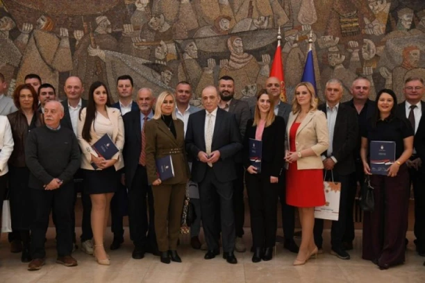 NOVI SJAJ ZA JOŠ 23 SEOSKA DOMA! Potpisani važni ugovori u Palati Srbija!